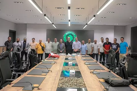 الجائزة رحلة عمرة.. دعبس يكرم النقاد الرياضيين في مقر مودرن سبورت